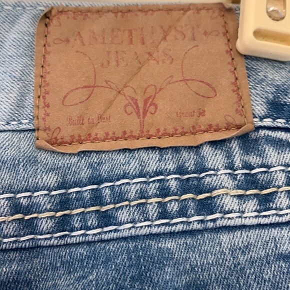 Amethyst distressed denim jeans with decorative pockets Size 9 Inseam 25” - Picture 8 of 9